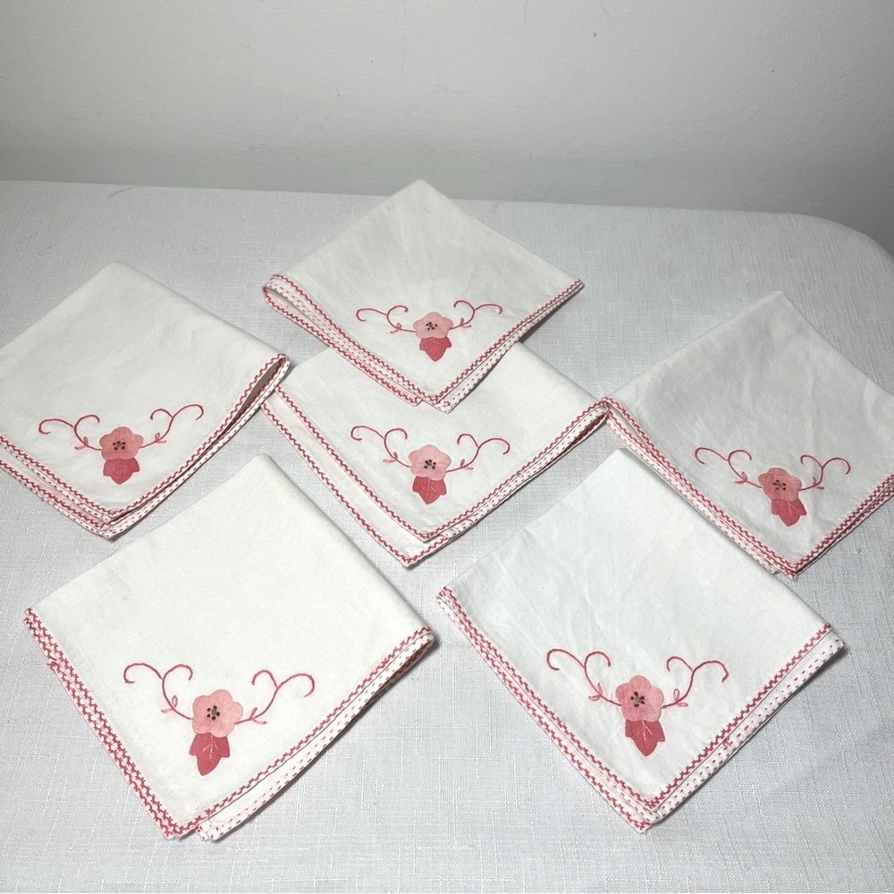 Embroidered Floral embroidered Napkins. Vintage. New. White pink